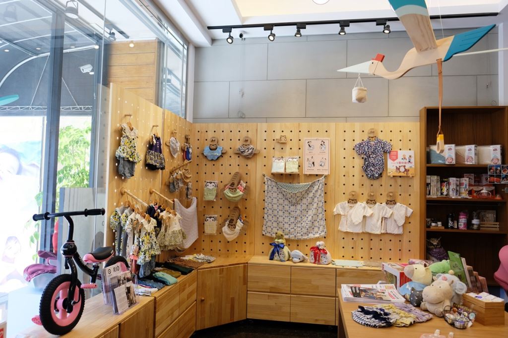 早期店內陳列的衣服、布品與小鷹造型衣架