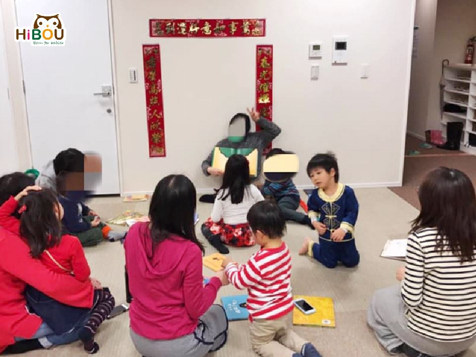 共學團│台灣媽媽們輪流講故事、介紹繪本給大人小孩們聽。